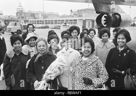 Aankomst 20 verpleegsters uit Manilla op Schiphol, Bestanddeelnr 917-0788. Stockfoto