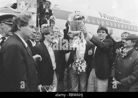 Aankomst Ajax op Schiphol na behalen Europa Cup II Marco van Basten (r) de Wou, Bestanddeelnr 933-9799. Stockfoto