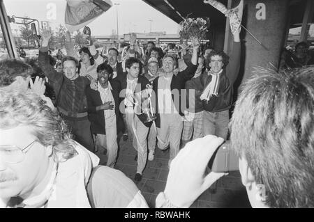 Aankomst Ajax op Schiphol na Silooy behalen Europa Cup II (m), Winter (l) en W, Bestanddeelnr 933-9798. Stockfoto