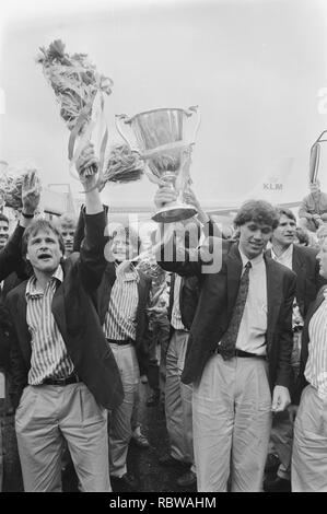 Aankomst Ajax op Schiphol na behalen Europa Cup II v.l.n.r. Winter, Silooy, Va, Bestanddeelnr 933-9797. Stockfoto