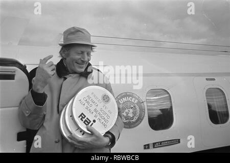 Aankomst Danny Kaye op Schiphol Danny Kaye met filmmateriaal voor zijn Aktie - fil, Bestanddeelnr 921-8292. Stockfoto