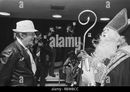 Aankomst Danny Kaye op Schiphol Danny Kaye met Sinterklaas, Bestanddeelnr 928-9188. Stockfoto