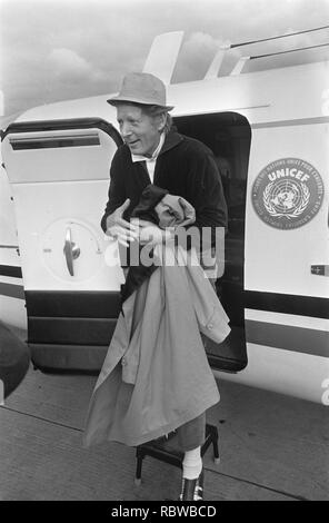 Aankomst Danny Kaye op Schiphol Click stapt Kaye uit Vliegtuig, Bestanddeelnr 921-8291. Stockfoto