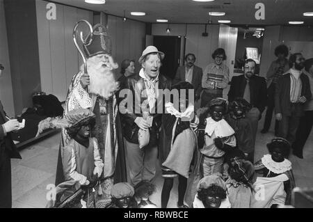 Danny Kaye op Schiphol aankomst Sinterklaas en Anzahl kleine Zwarte Pieten verw, Bestanddeelnr 928-9184. Stockfoto