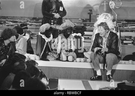 Aankomst Danny Kaye op Schiphol tijdens persconferentie met Sinterklaas en Zwar, Bestanddeelnr 928-9185. Stockfoto