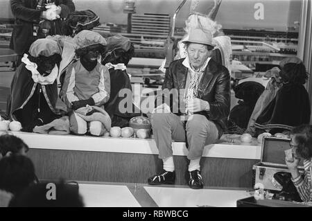 Aankomst Danny Kaye op Schiphol tijdens persconferentie met Sinterklaas en Zwar, Bestanddeelnr 928-9186. Stockfoto