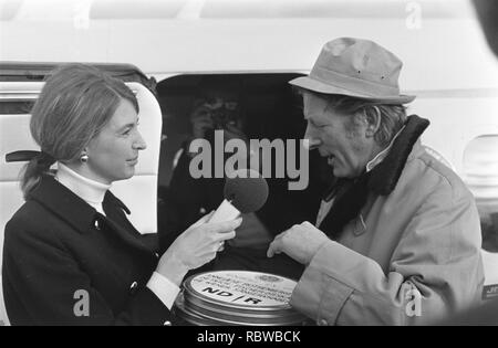 Aankomst Danny Kaye op Schiphol. Danny Kaye tijdens Interview met Ageeth Bestanddeelnr Scherph, 921-8293. Stockfoto