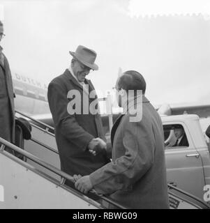 Aankomst op Schiphol van Minister van Suriname en de Nederlandse Antillen, Mini, Bestanddeelnr 912-0321. Stockfoto