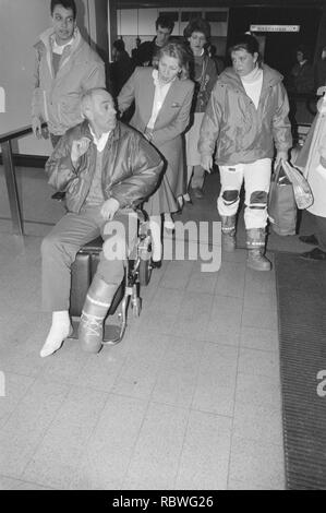 Aankomst op Schiphol van overlevenden van Hotelbrand in Bulgaars Ski - oord Bestanddeelnr Borove, 934-1954. Stockfoto