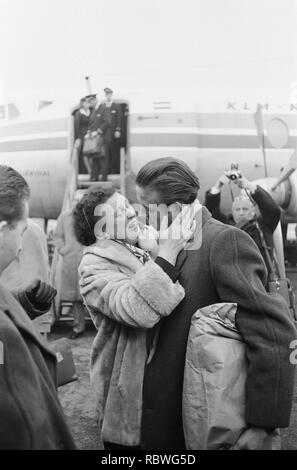Aankomst van de overlevenden Stientje M op Schiphol De overlevenden voor het, Bestanddeelnr 913-2703. Stockfoto
