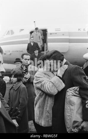 Aankomst van de overlevenden Stientje M op Schiphol nordworden verwelkomd Tür fam, Bestanddeelnr 913-2701. Stockfoto