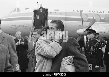 Aankomst van de overlevenden Stientje M op Schiphol nordworden verwelkomd Tür fam, Bestanddeelnr 913-2702. Stockfoto