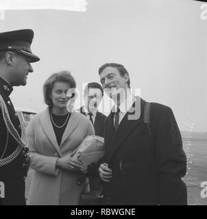 Aankomst prins Friedrich Wilhelm von Preussen op Schiphol, zijn Bestanddeelnr zuster Prins, 918-8669. Stockfoto