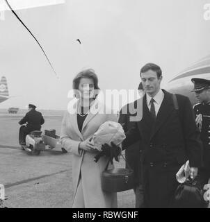 Aankomst prins Friedrich Wilhelm von Preussen op Schiphol, zijn Bestanddeelnr zuster Prins, 918-8670. Stockfoto