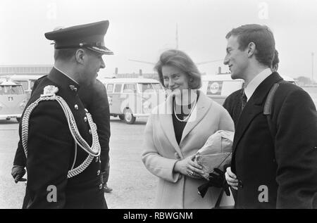 Aankomst prins Friedrich Wilhelm von Preussen op Schiphol, zijn Bestanddeelnr zuster Prins, 918-8671. Stockfoto