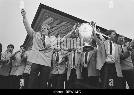 PSV Aankomst met Europa Cup ich op Flughafen-Basis one Eindhoven Hans van Breukelen en Trai, Bestanddeelnr 934-2544. Stockfoto