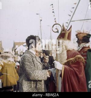 Aankomst Sinterklaas in Volendam Mies Bouwman Bestanddeelnr begroet Sint, 254-8739. Stockfoto