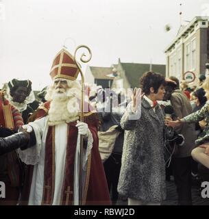 Aankomst Sinterklaas in Volendam Mies Bouwman Bestanddeelnr begroet Sint, 254-8741. Stockfoto