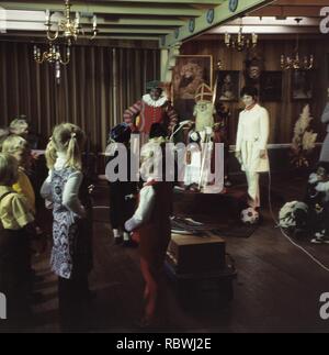 Aankomst Sinterklaas in Volendam Sint en Piet met Mies Bouwman in zaal, Bestanddeelnr 254-8742. Stockfoto