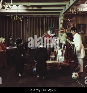 Aankomst Sinterklaas in Volendam Sint en Piet met Mies Bouwman in zaal, Bestanddeelnr 254-8743. Stockfoto