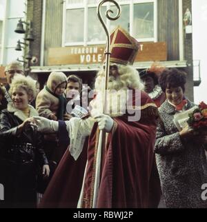 Aankomst Sinterklaas in Volendam Sint en Piet met Mies Bouwman, Bestanddeelnr 254-8746. Stockfoto