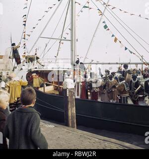 Aankomst Sinterklaas in Volendam Sint en Piet met Mies Bouwman, Bestanddeelnr 254-8747. Stockfoto