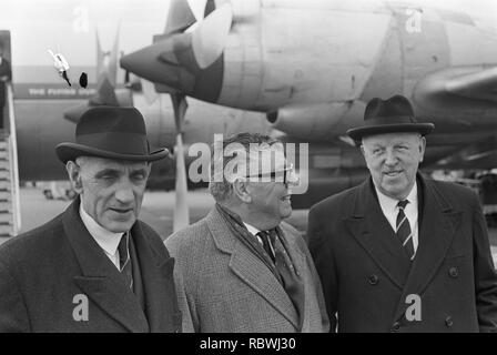 Aankomst Sir Stanley Rous op Schiphol (rechts). In het Midden Lo Brunt. Links Ja, Bestanddeelnr 918-9828. Stockfoto