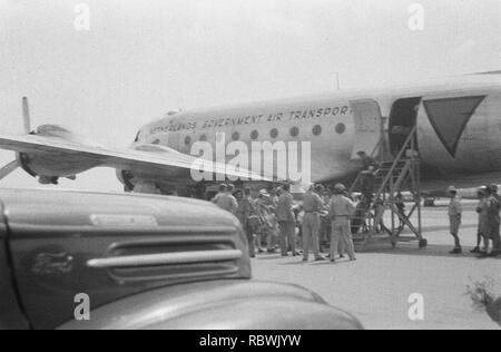 Aankomst van de deelnemers aan de Victory-Parade op ‥ 99 t Flughafen-Basis one Bestanddeelnr Kemajoran, 20-1-2. Stockfoto