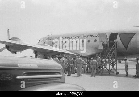 Aankomst van de deelnemers aan de Victory-Parade op ‥ 99 t Flughafen-Basis one Bestanddeelnr Kemajoran, 20-1-3. Stockfoto