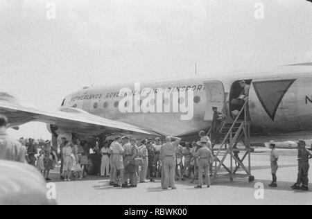 Aankomst van de deelnemers aan de Victory-Parade op ‥ 99 t Flughafen-Basis one Bestanddeelnr Kemajoran, 20-1-5. Stockfoto