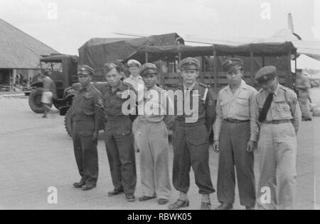 Aankomst van de deelnemers aan de Victory-Parade op ‥ 99 t Flughafen-Basis one Bestanddeelnr Kemajoran, 20-2-2. Stockfoto