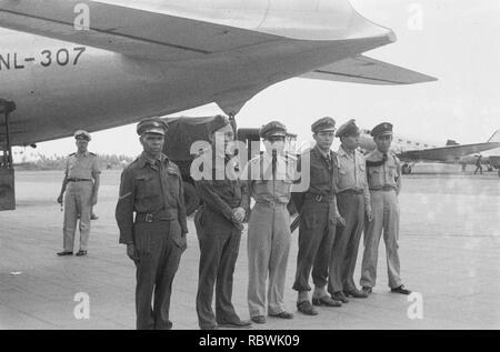 Aankomst van de deelnemers aan de Victory-Parade op ‥ 99 t Flughafen-Basis one Bestanddeelnr Kemajoran, 20-2-4. Stockfoto