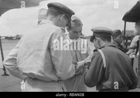 Aankomst van de deelnemers aan de Victory-Parade op ‥ 99 t Flughafen-Basis one Bestanddeelnr Kemajoran, 20-2-6. Stockfoto