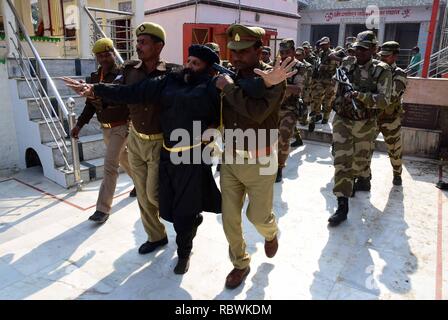 Allahabad, Indien. 11 Jan, 2019. Allahabad: Uttar Pradesh Polizei zusammen mit Paramilietry Kräfte nehmen an einem mock Bohrer in Not vor kumbh im Sangam in Allahabad am 11-01-2019. Foto von Prabhat Kumar Verma Credit: Prabhat Kumar Verma/Pacific Press/Alamy leben Nachrichten Stockfoto