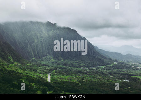 Koolau Berge im Nebel Blick vom Nuuanu Pali Aussichtspunkt auf Oahu, Hawaii Stockfoto