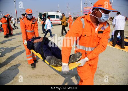 Allahabad, Indien. 11 Jan, 2019. Allahabad: Uttar Pradesh Polizei zusammen mit Paramilietry Kräfte nehmen an einem mock Bohrer in Not vor kumbh im Sangam in Allahabad am 11-01-2019. Foto von Prabhat Kumar Verma Credit: Prabhat Kumar Verma/Pacific Press/Alamy leben Nachrichten Stockfoto