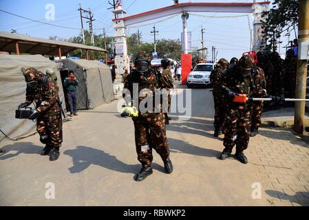 Allahabad, Indien. 11 Jan, 2019. Allahabad: Uttar Pradesh Polizei zusammen mit Paramilietry Kräfte nehmen an einem mock Bohrer in Not vor kumbh im Sangam in Allahabad am 11-01-2019. Foto von Prabhat Kumar Verma Credit: Prabhat Kumar Verma/Pacific Press/Alamy leben Nachrichten Stockfoto