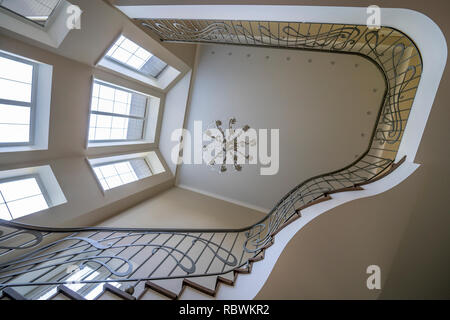 Innenraum zweite Licht, Treppen, schmiedeeiserne Geländer, Kronleuchter Stockfoto