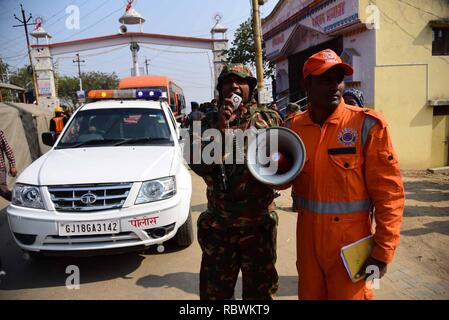 Allahabad, Indien. 11 Jan, 2019. Allahabad: Uttar Pradesh Polizei zusammen mit Paramilietry Kräfte nehmen an einem mock Bohrer in Not vor kumbh im Sangam in Allahabad am 11-01-2019. Foto von Prabhat Kumar Verma Credit: Prabhat Kumar Verma/Pacific Press/Alamy leben Nachrichten Stockfoto