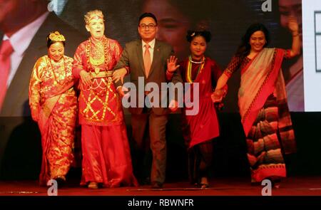 Kathmandu, Nepal. 11 Jan, 2019. Krebsüberlebende und Ärzte zu Fuß in einer Rampe während der udipta Krebsüberlebender Rampe Show' in der nepalesischen Hauptstadt organisiert. Die Veranstaltung wurde organisiert Krebsüberlebende zu ehren, und die Welt, das Leben nach einer Krebsdiagnose fruchtbar und lohnend sein Können zu zeigen. Rund 25 Krebsüberlebende zusammen mit Ärzte beteiligen sich an der Rampe zeigen unter dem Motto "Krebs ist heilbar, es gibt ein Leben nach dem Krebs." Credit: Archana Shrestha/Pacific Press/Alamy leben Nachrichten Stockfoto