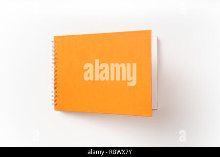 Designkonzept - Ansicht von oben orange gebunden Spirale Notebook mit offener Abdeckung an Hintergrund für Mockup isoliert. Nicht für 3D-Rendering Stockfoto