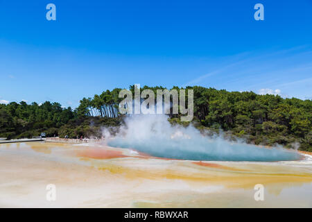 Berühmten Thermalsee Champagner Pool in Wai-O-Tapu wonderland thermanl in Rotorua, Neuseeland Stockfoto