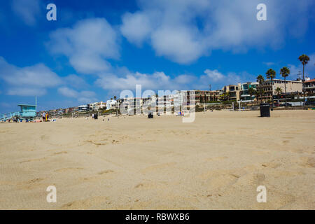Manhattan Beach Sandstrand mit Palmen und Villen in Los Angeles Stockfoto