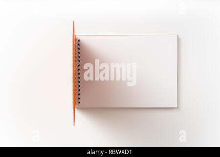 Designkonzept - Ansicht von oben orange gebunden Spirale Notebook mit offener Abdeckung an Hintergrund für Mockup isoliert. Nicht für 3D-Rendering Stockfoto