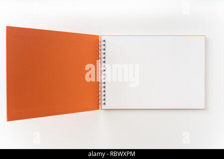 Designkonzept - Ansicht von oben orange gebunden Spirale Notebook mit offener Abdeckung an Hintergrund für Mockup isoliert. Nicht für 3D-Rendering Stockfoto