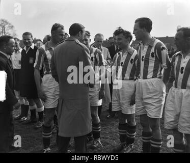 Abe Lenstra met Prins Bernhard, Bestanddeelnr 904-5484. Stockfoto