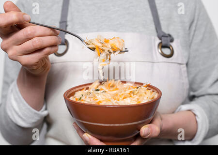 Sauerkraut. Kohl auf eine Gabel. Close-up. Stockfoto