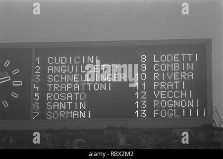 AC Mailand tegen Feyenoord 1-0 Europa Cup ICH. Bord met Namen Italiaanse online Spieler, Bestanddeelnr 922-9642. Stockfoto
