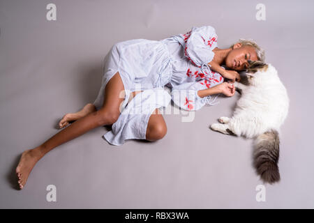 Junge schöne rebellische Frau mit kurzen Haaren, mit Persischen Katze Stockfoto