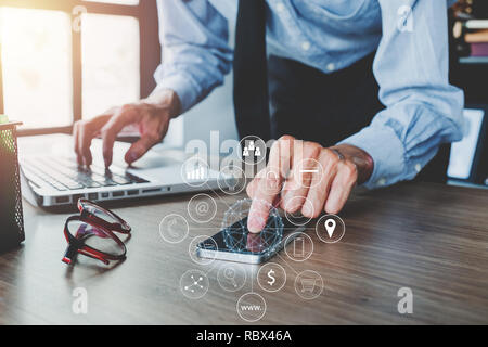 Geschäftsmann hand mit mit digitalen Marketing über multi-channel Kommunikation Netzwerk für mobile Anwendung Technologie smartphone. Stockfoto